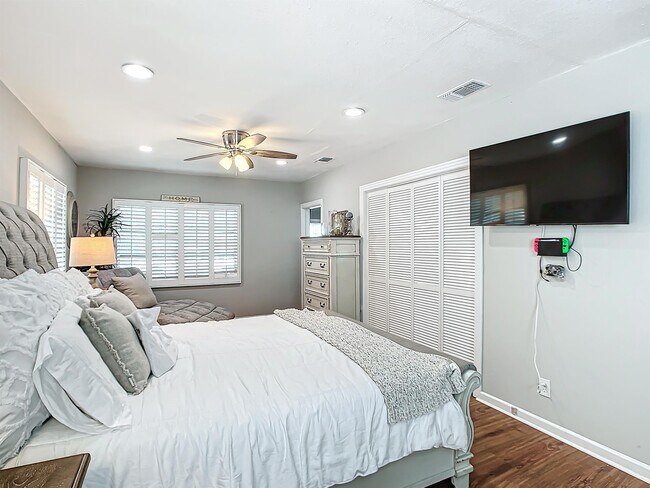 Building Photo - 4020 Miramar Way S