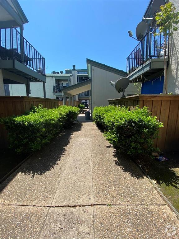 Building Photo - 2710 Community Dr