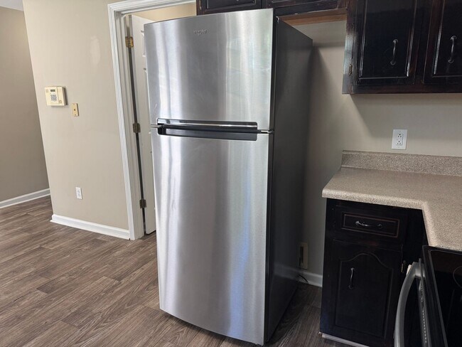 Building Photo - $1425/18 month lease or $1450/12 month lease.