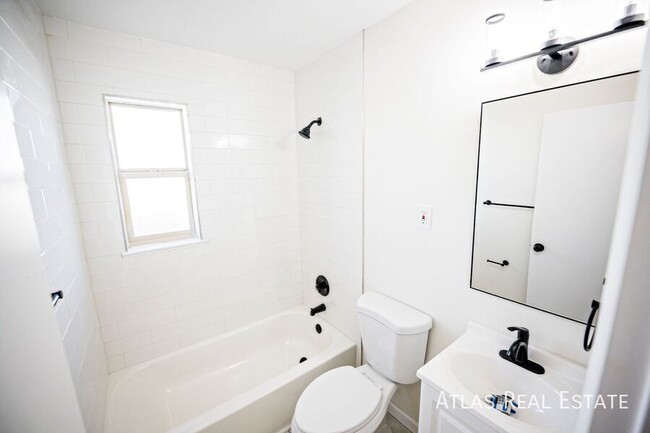 Building Photo - NEWLY RENOVATED CORNER UNIT - Beautiful 2b...