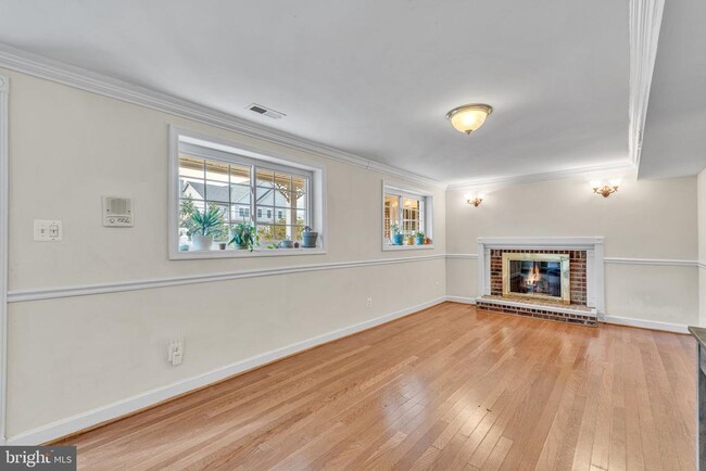 Building Photo - 4415 Elmwood Dr