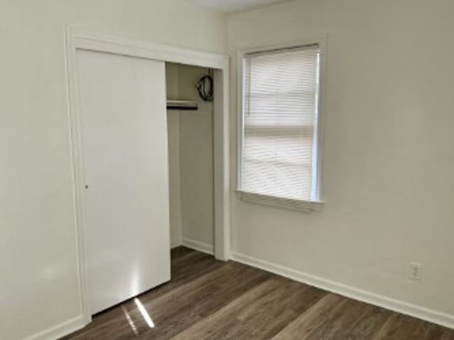 Building Photo - Larchmont