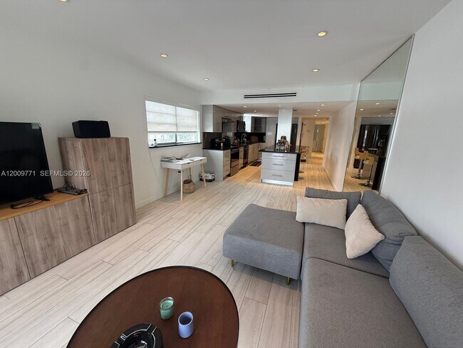 Building Photo - 1150 Collins Ave