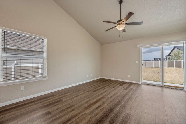 Building Photo - Like New Single Family Home!