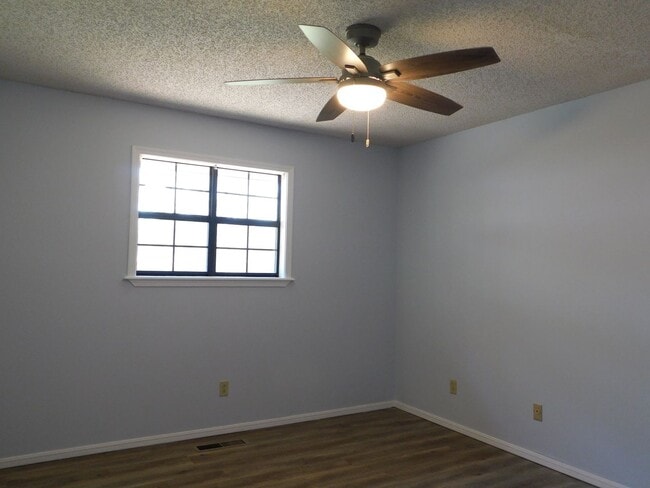 Building Photo - 2 Bed 2 Bath Duplex Newly Renovated