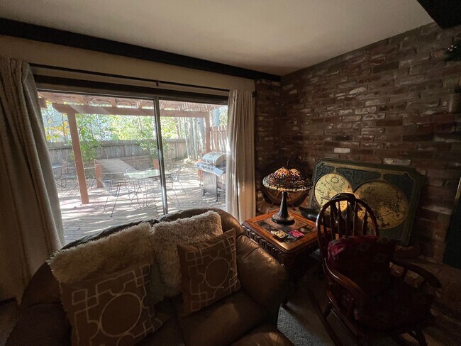 Building Photo - Large furnished 4 bedroom home with 2 car ...
