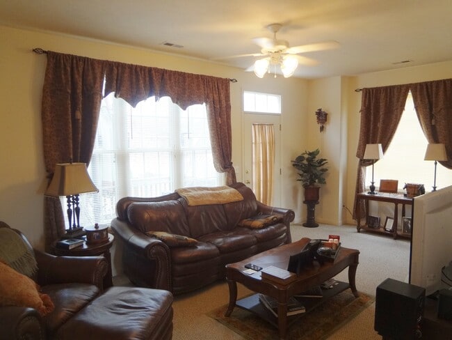 Building Photo - Handsome End Unit Townhouse in Taylor Springs