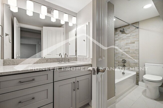 Building Photo - Spacious Home with Washer/Dryer and Centra...