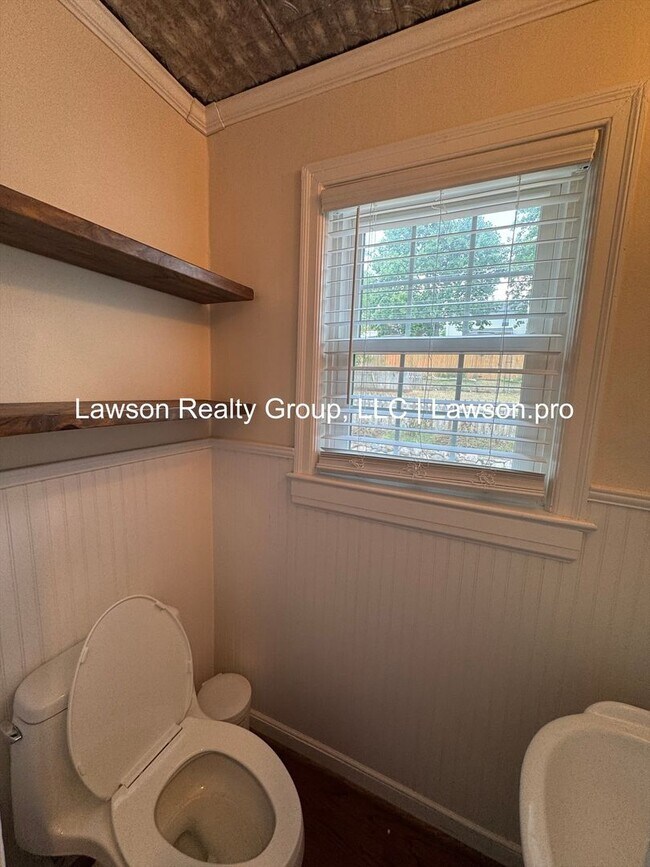 Building Photo - Charming and Updated Home in Raleigh Court with Fenced In Yard, Lawn Care Included!