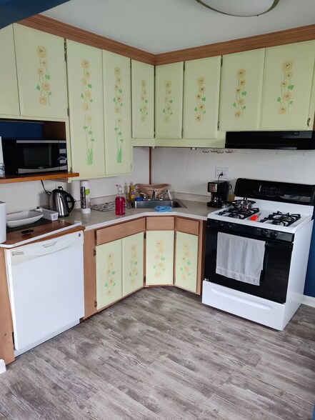 Building Photo - 160 Azalea Rd