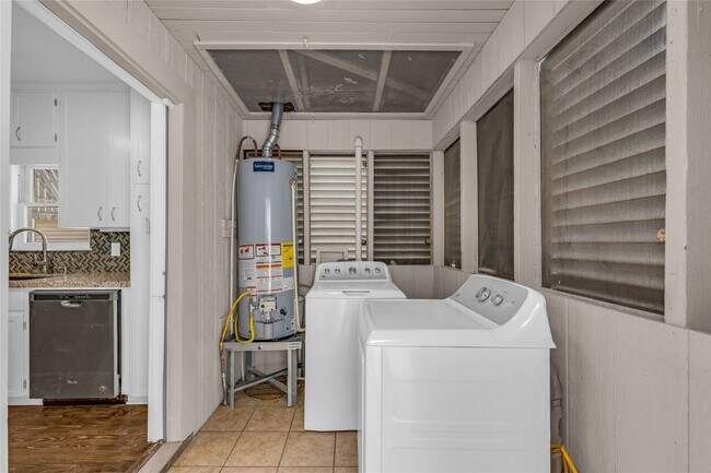 Building Photo - 4102 Ave N Ursuline St