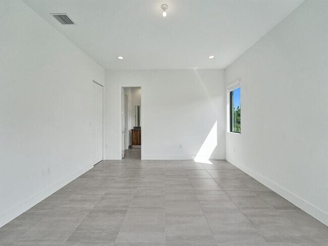 Building Photo - 5736 SW 104th Terrace