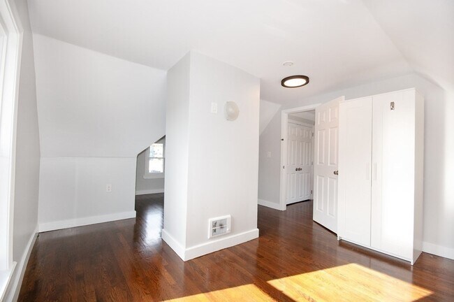 Building Photo - 30 Thornley St
