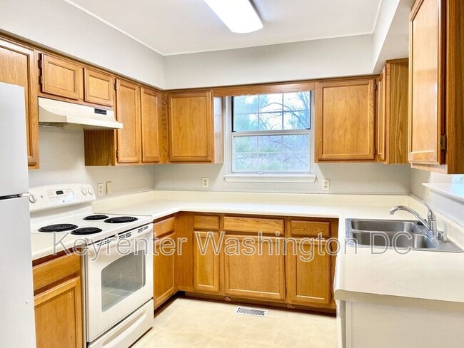 Building Photo - 18231 Fox Chase Cir