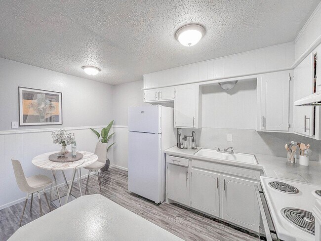 Building Photo - Remodeled units AVAILABLE NOW! Leasing fast!!!