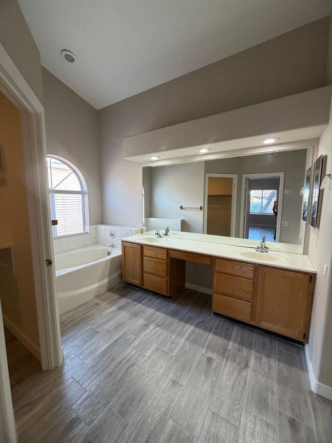 Building Photo - UPDATED BEAUTY IN GARDEN LAKES