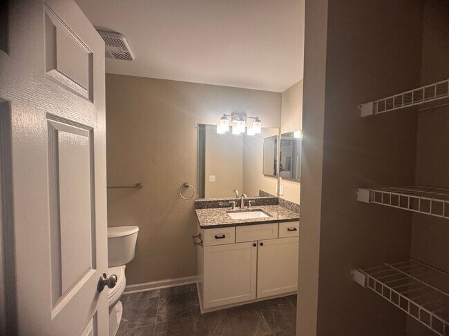 Building Photo - 14208 Pinehurst Ln