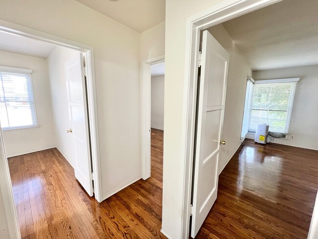 Building Photo - Charming 2-Bedroom Home with Hardwood Floors & Fireplace Near the Traffic Circle