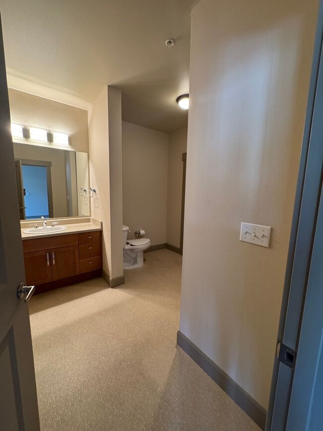Building Photo - Bright Top-Floor Condo in the Heart of the...