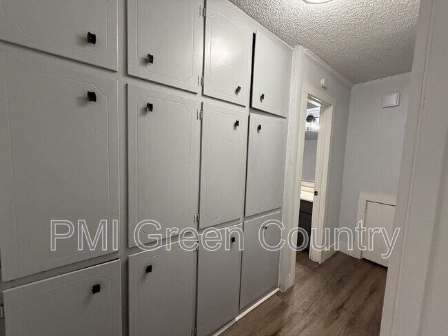 Building Photo - 809 Park St