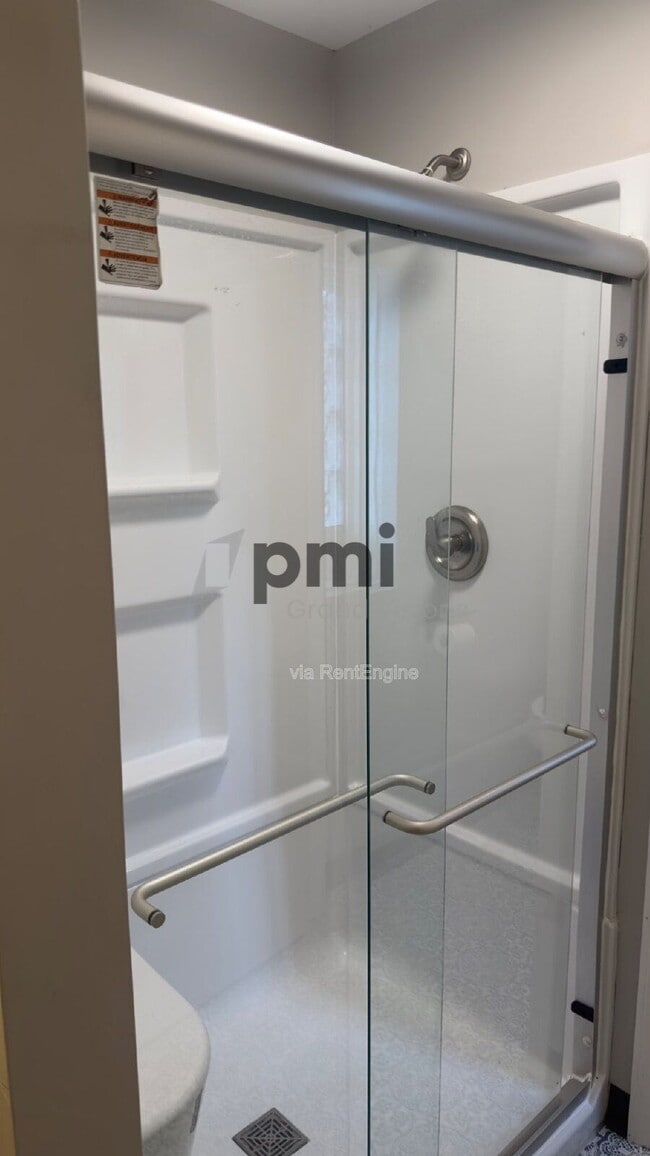 Building Photo - 1528 Division St