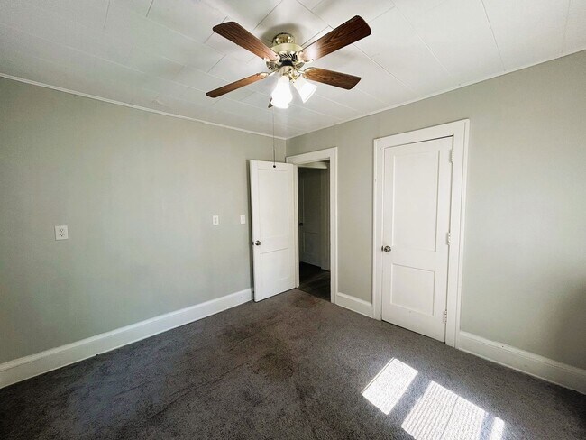Building Photo - Bright & Spacious 3-Bed Home in Euclid