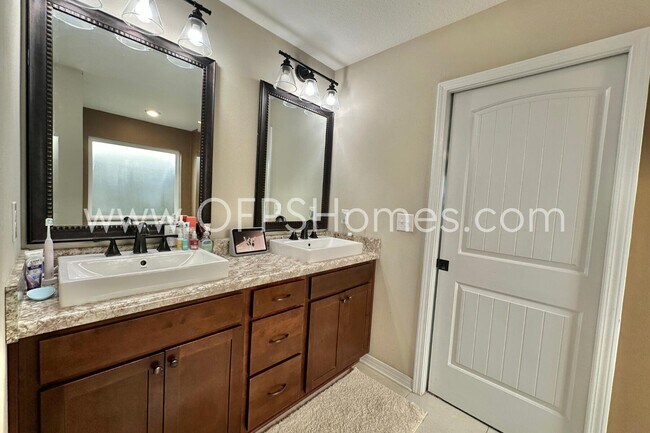 Building Photo - 454 Eisenhower Dr