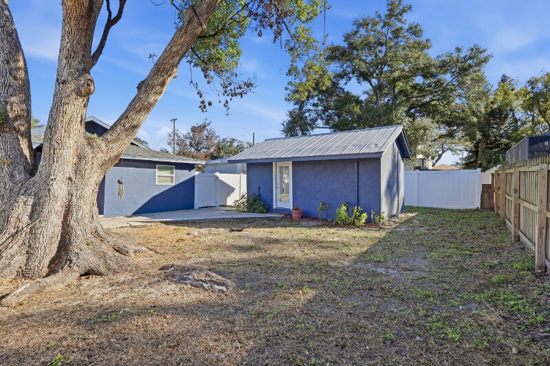 Building Photo - 118 W Sligh Ave