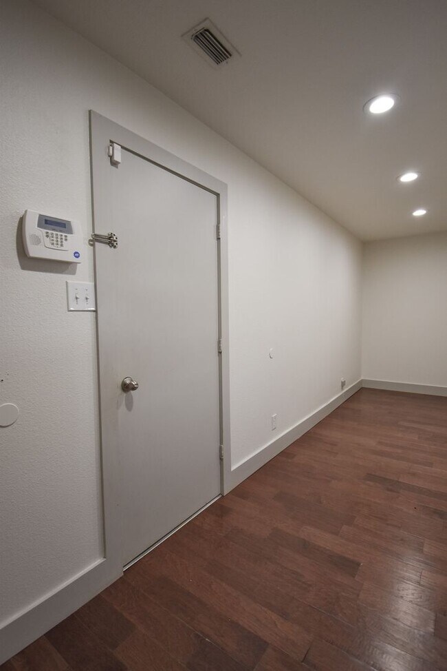 Building Photo - Lease Takeover Opportunity Available! 3 Be...