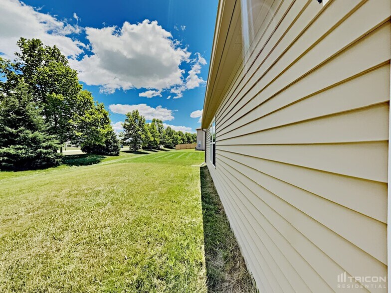 Building Photo - 6255 White Rabbit Pl