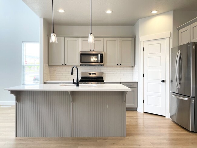 Building Photo - Awesome Corner Townhome at Mountain Ridge!