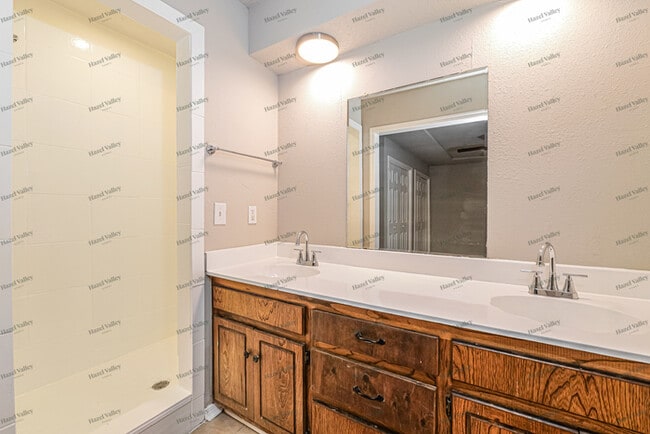 Building Photo - 10912 Bel Air Pl
