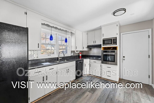 Building Photo - 515 E Sheridan St