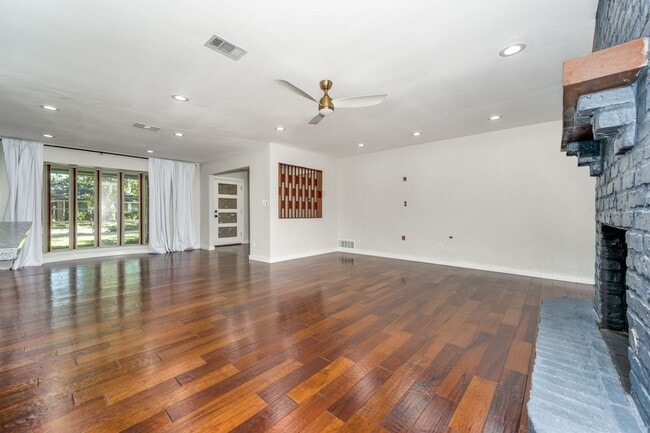 Building Photo - Extraordinary Irving Home on Quiet cul-de-sac!
