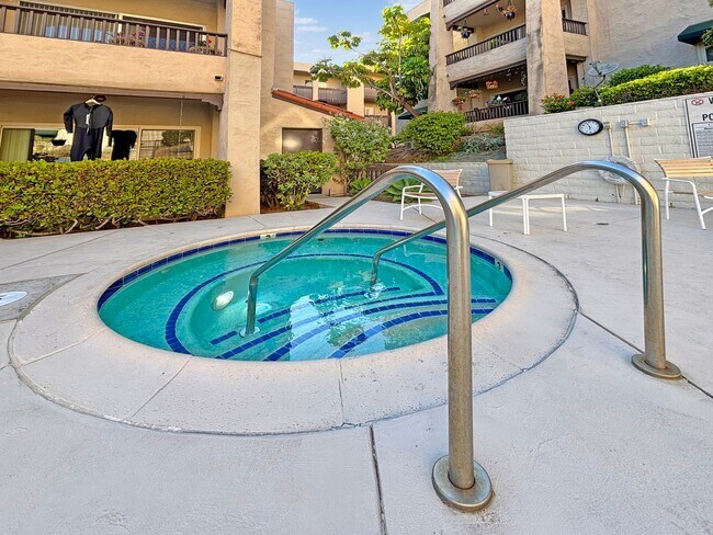 Building Photo - Charming & Spacious 2BD/2BA Condo in Bay P...