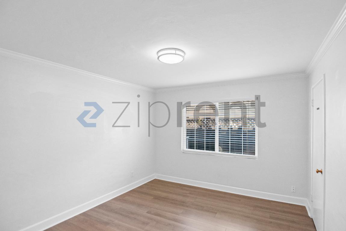 Building Photo - Unit