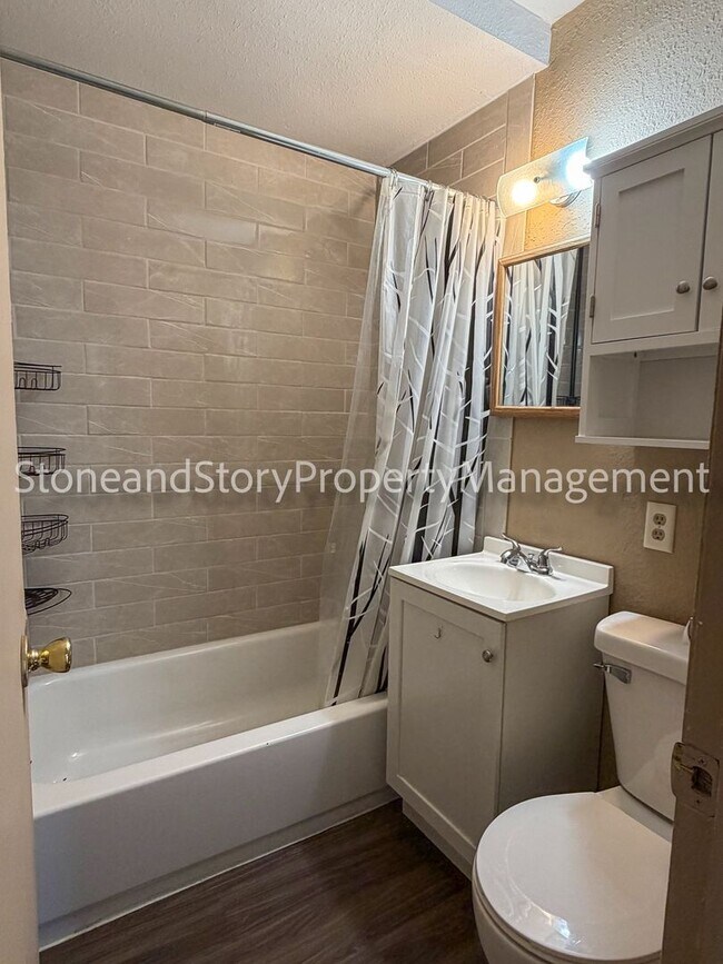 Building Photo - 2 bedroom 1 bath