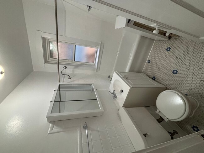 Building Photo - 2216 W Thome Ave