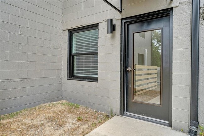 Building Photo - Newly Renovated 2BR Apartment in Vinton - Premium Finishes!