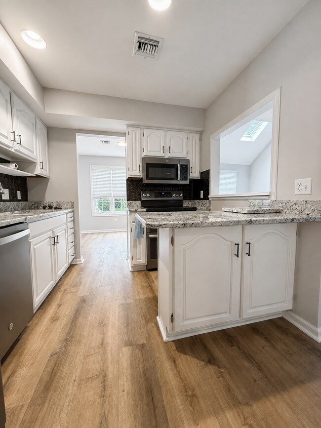 Building Photo - 252 Crescent Dr