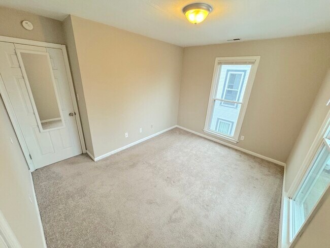 Building Photo - SPACIOUS 2 BEDROOM/1.5 BATH HOME IN PORTSMOUTH