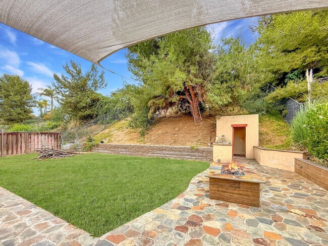 Building Photo - SD: Spacious 5B/4BA Home with Private Patio, Backyard & Soaking Tub