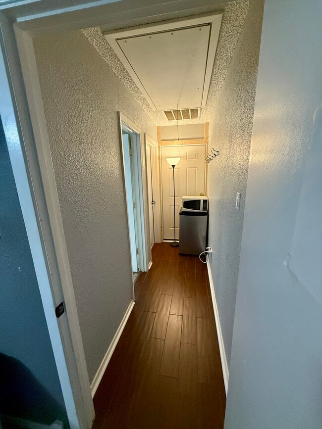 Building Photo - 1321 Wade Dr