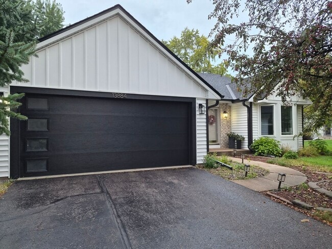 Building Photo - Pet-Friendly 3BR - 1/3.4 Home in Apple Val...