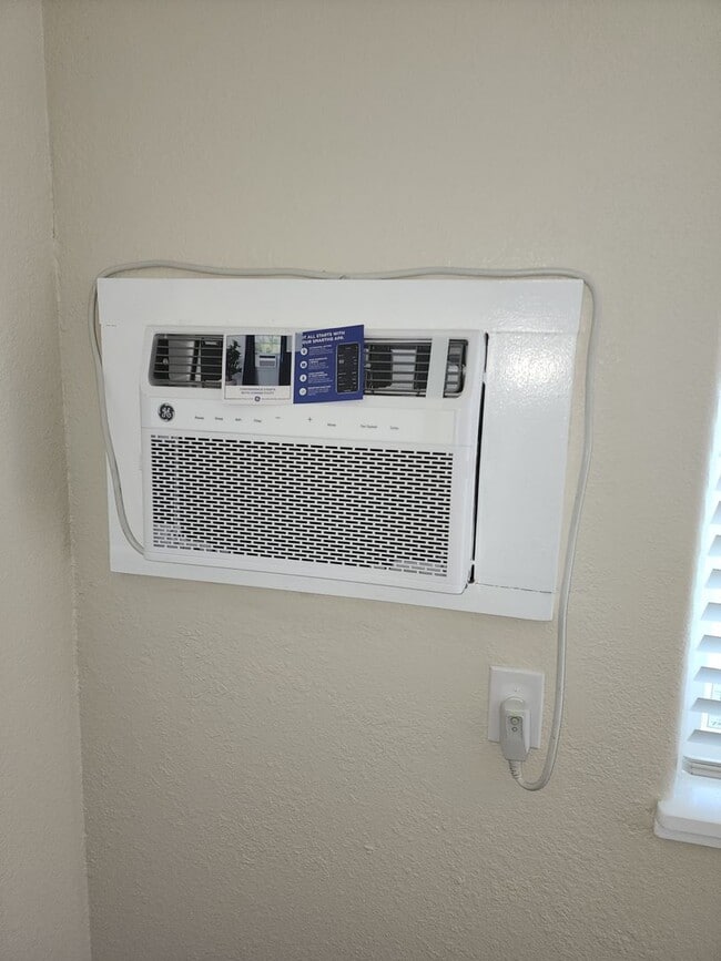 Building Photo - Recently Updated -  2 Bedroom 1 Bathroom O...