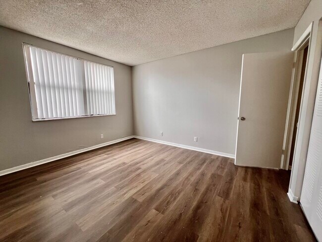 Building Photo - 724 Executive Center Dr