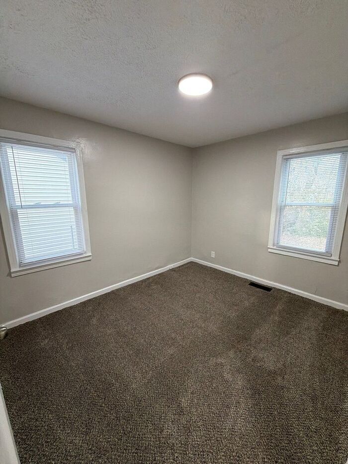 Building Photo - 3005 Linwood Ave