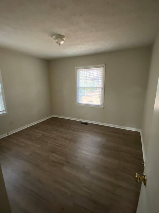 Building Photo - 220-224 4 Ply Ln