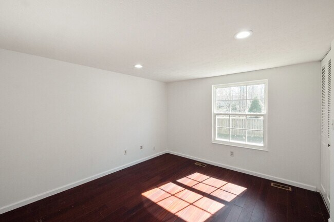 Building Photo - This beautiful well kept single-family hom...