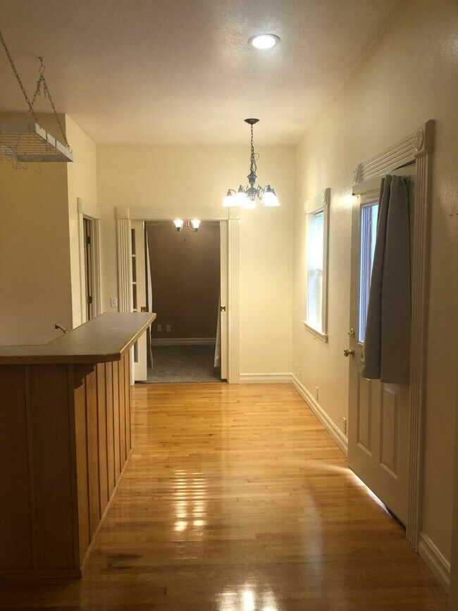 Building Photo - Beautiful Ground Level 1Bed/1Bath with Deck Close to Downtown Albany!